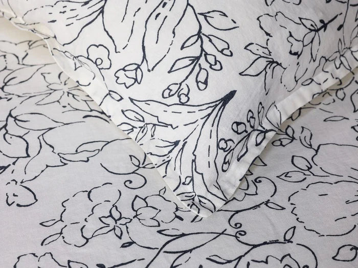Amor Perfeito linen sham pair with floral botanical print design