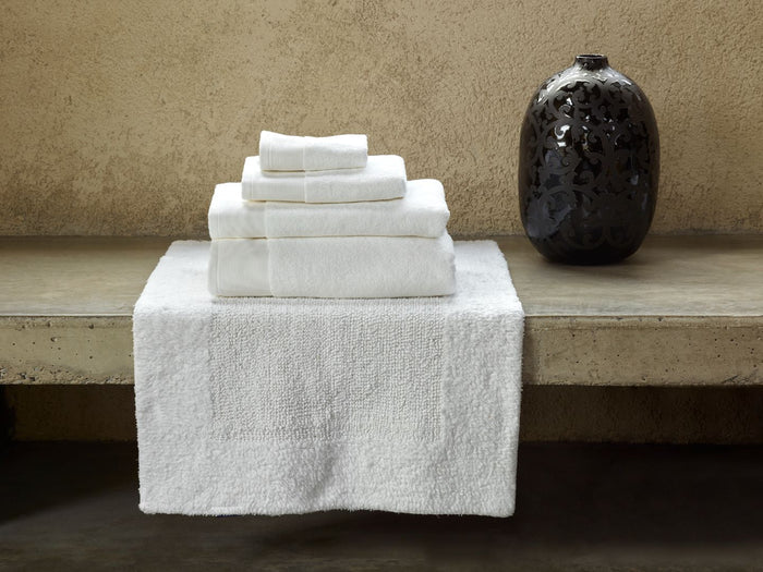 Viana Egyptian cotton bath mat with decorative border design
