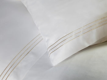 Alvorada Flat Sheet Set in soft cotton with satin-stitched edges