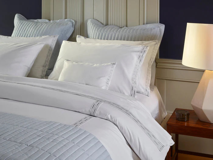 MEMÓRIA Sheet Set with embroidered hem and pillowcase edges in cotton