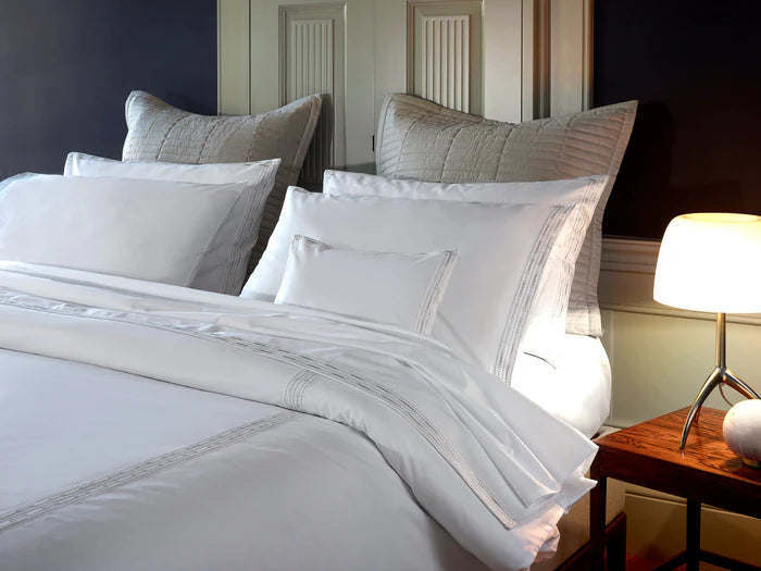 MEMÓRIA Duvet Cover Set with U-shape embroidery in Egyptian cotton