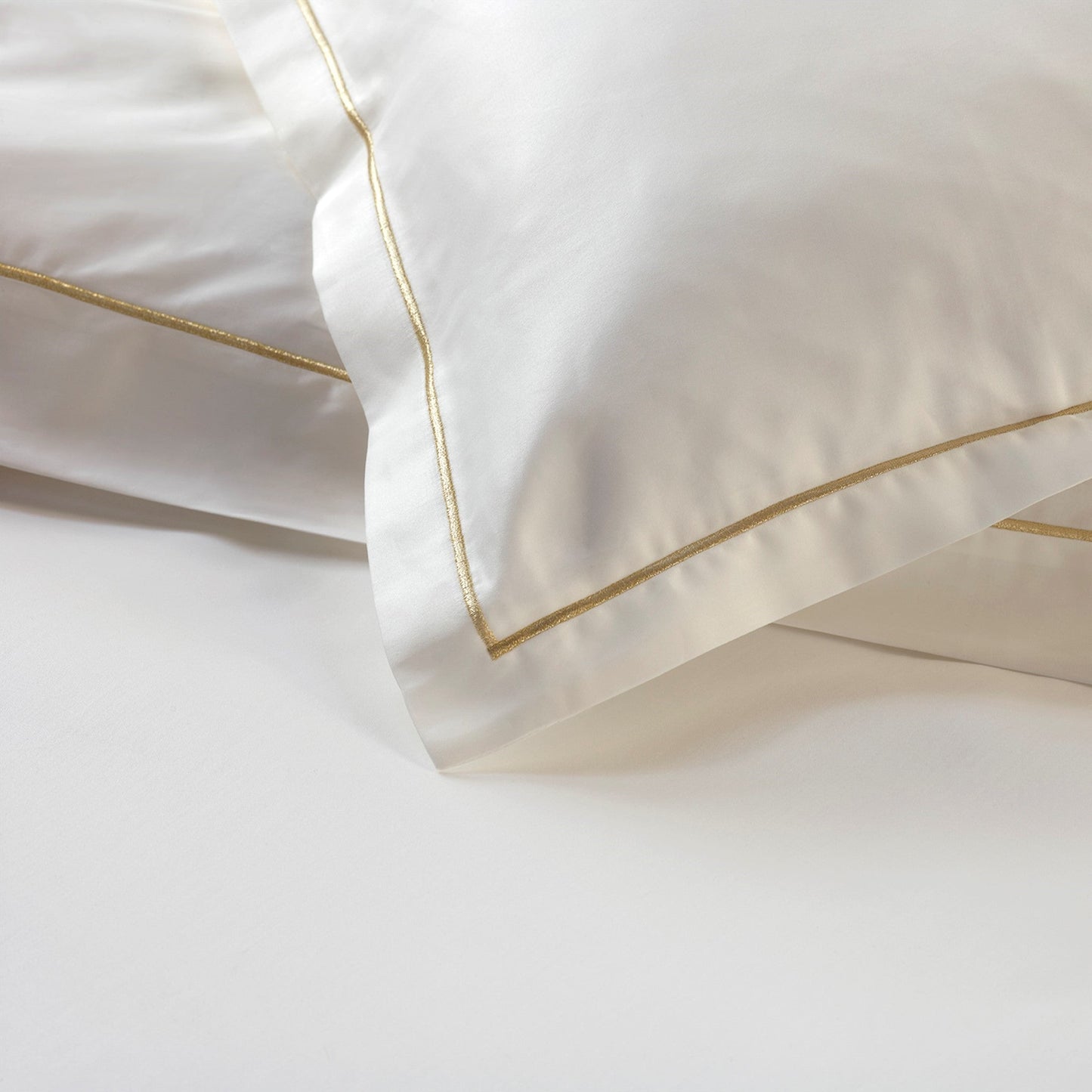 Dália Duvet Cover in 800TC sateen with satin stitch and flange trim