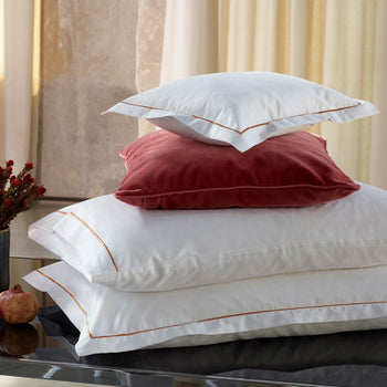 Dália Sham Pair in 800TC sateen with elegant satin stitch detail