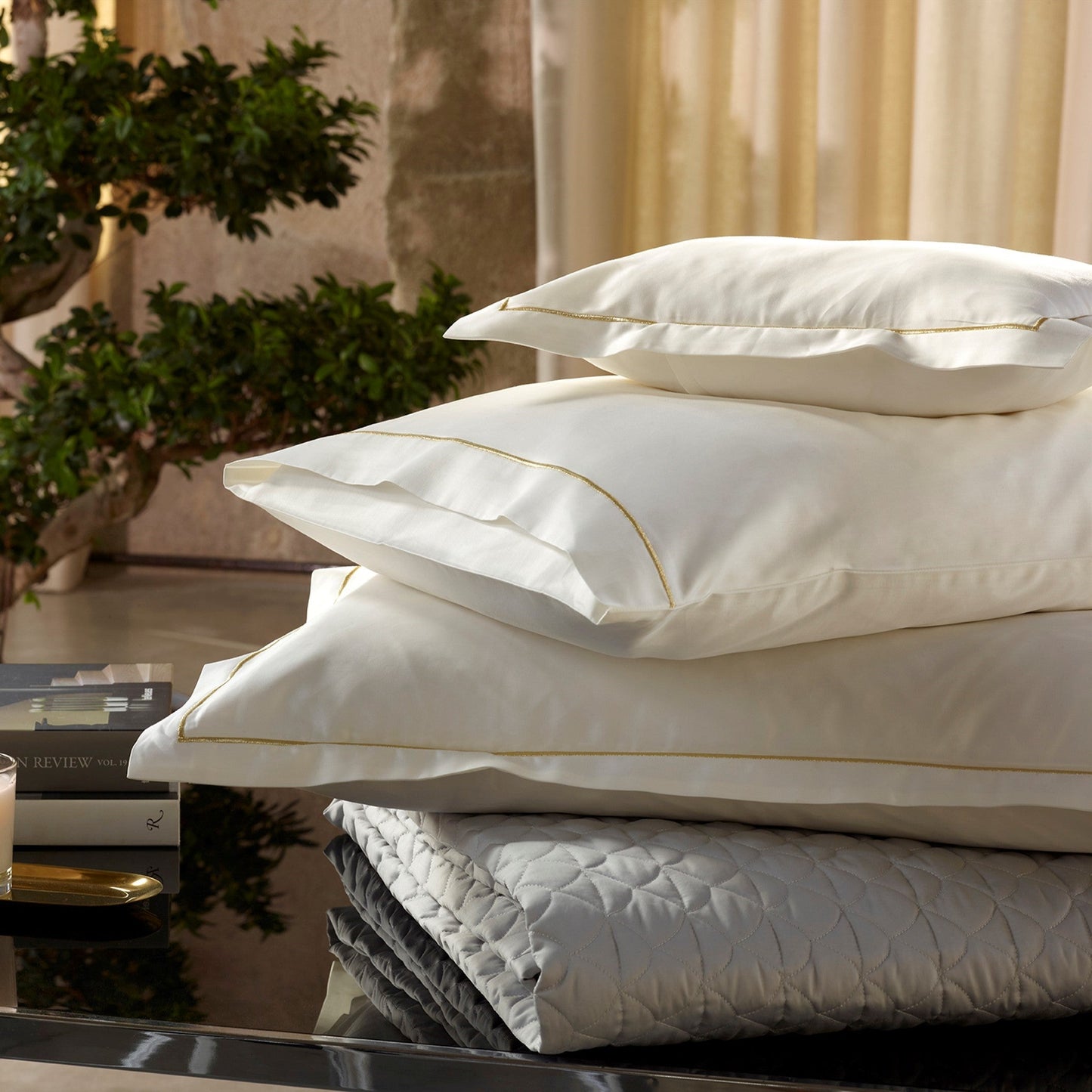 Dália Sham Pair in 800TC sateen with elegant satin stitch detail