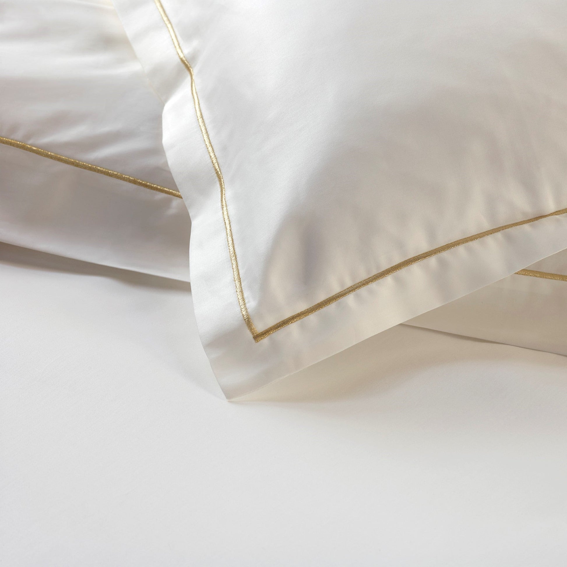 Dália Fitted Sheet in 800TC sateen with satin stitch and elastic edges