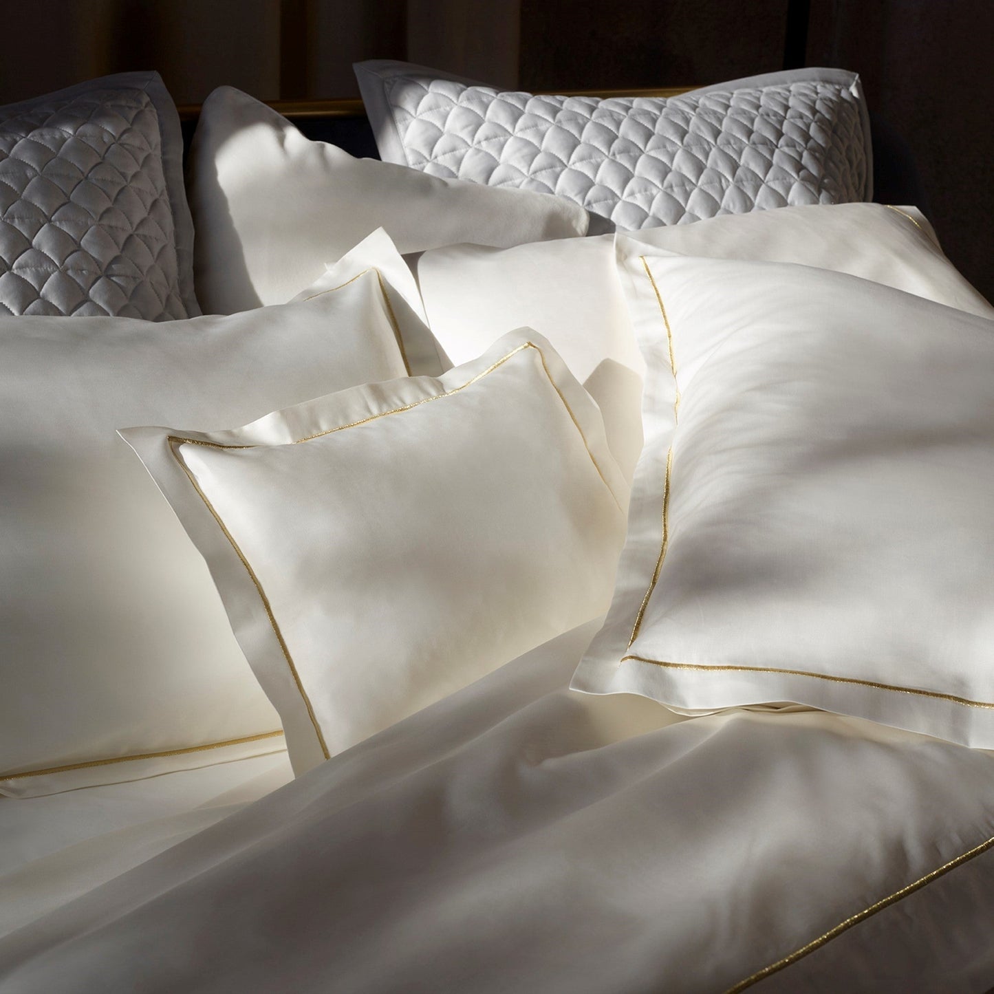 Dália Fitted Sheet in 800TC sateen with satin stitch and elastic edges