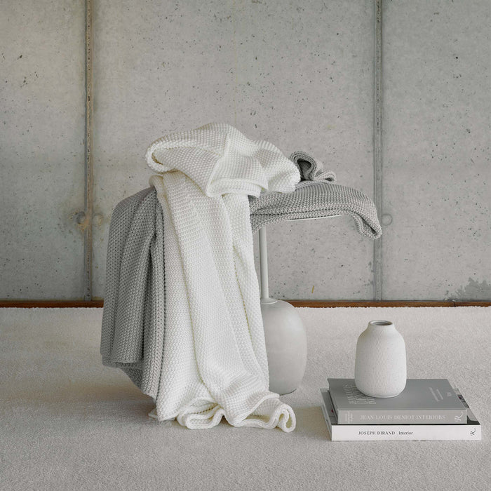 Lilium 100% cotton throw blanket with elegant decorative design