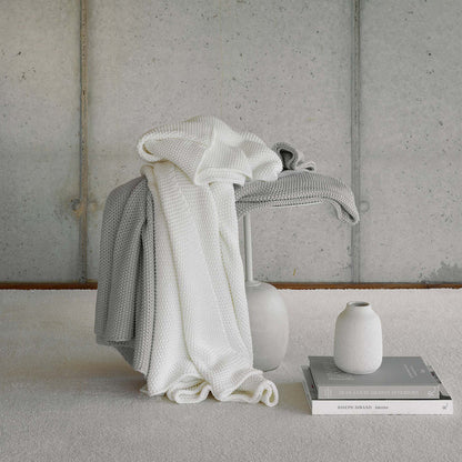 Lilium 100% cotton throw blanket with elegant decorative design
