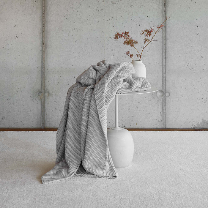 Lilium 100% cotton throw blanket with elegant decorative design