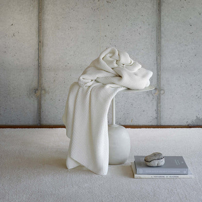 Lilium 100% cotton throw blanket with elegant decorative design