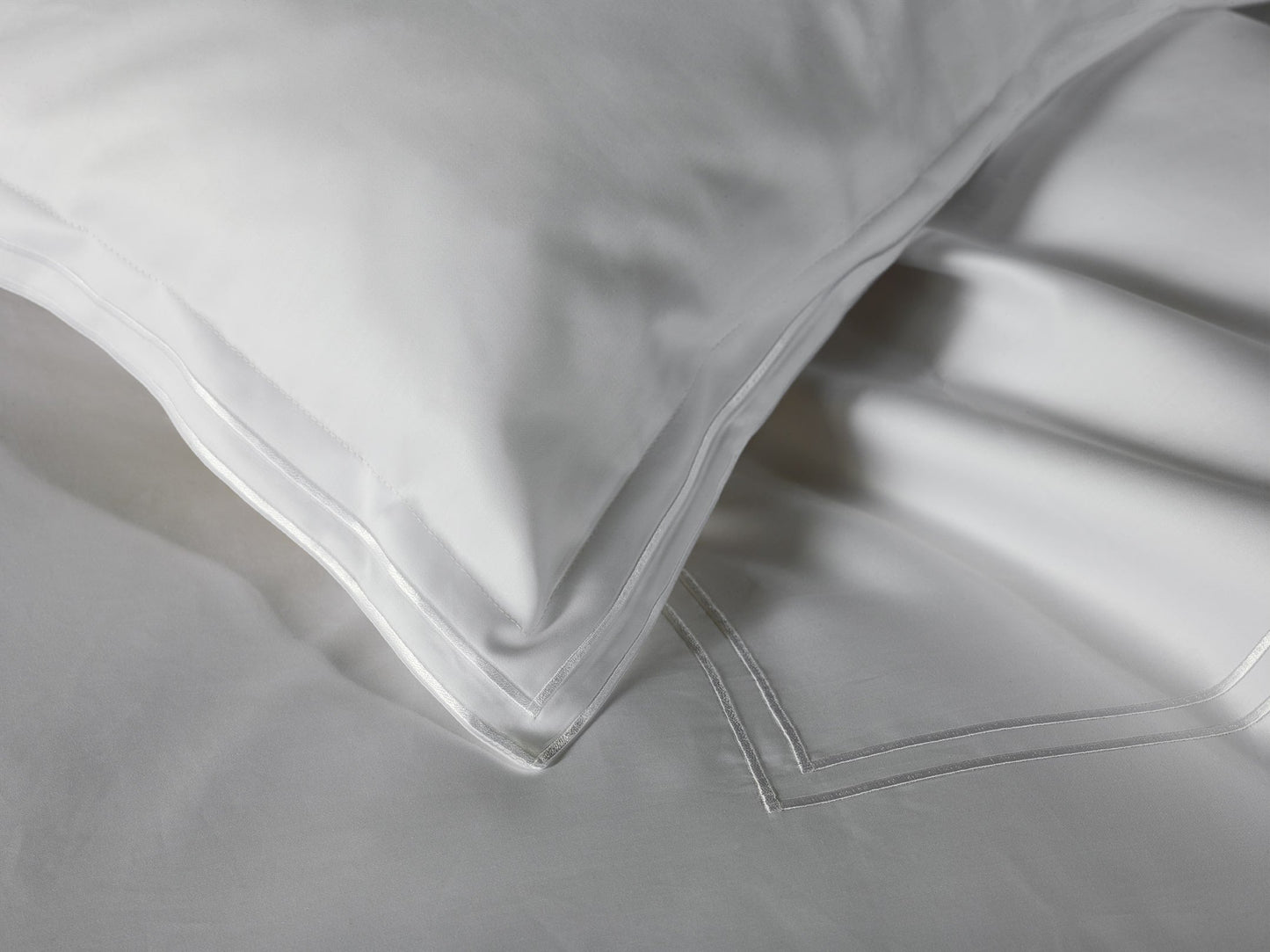 Sereno Sham Pair with double satin stitch – 700TC cotton shams