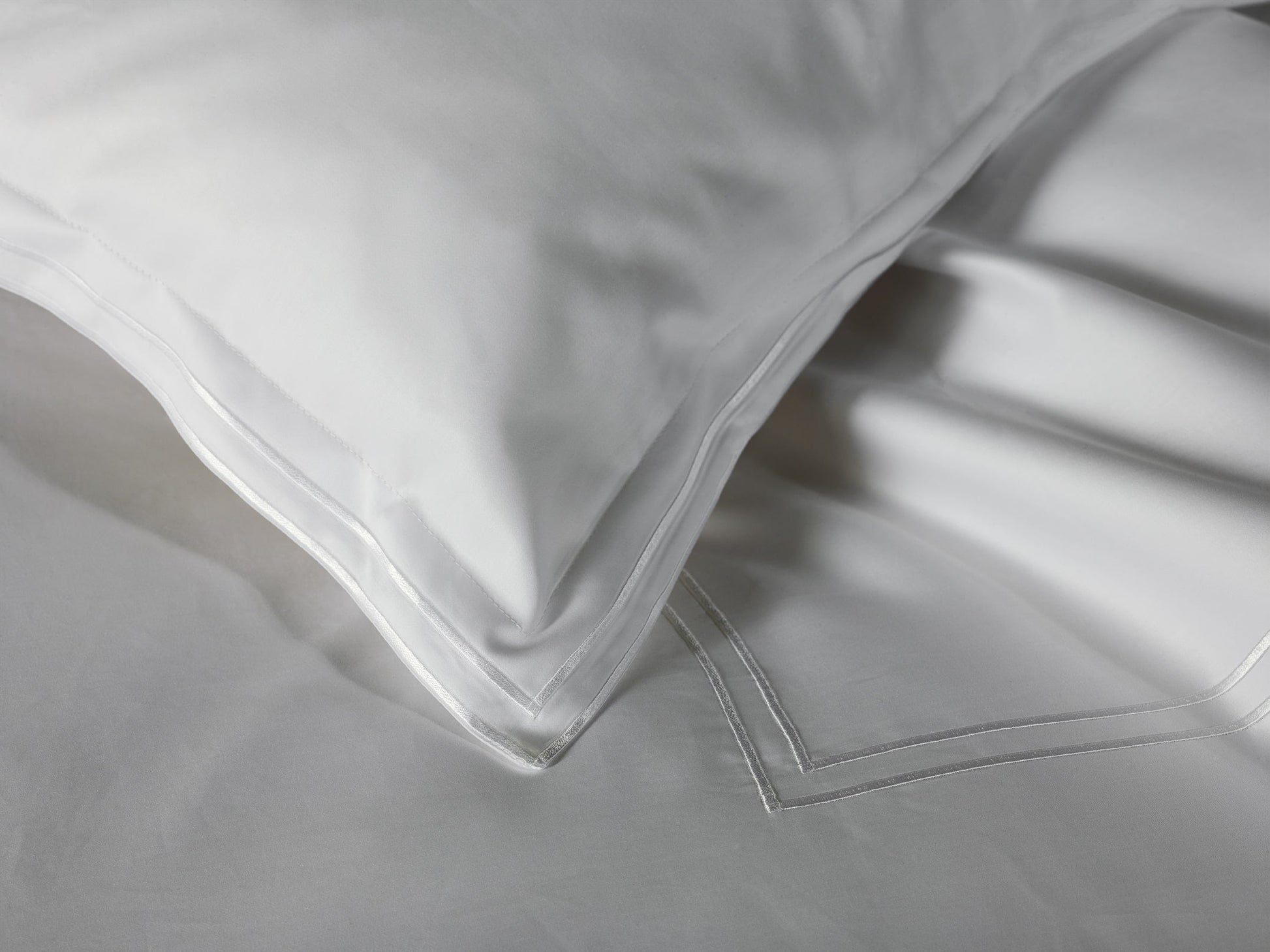 Sereno Sham Pair with double satin stitch – 700TC cotton shams