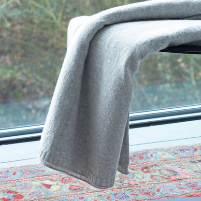 Lúcia 100% cashmere throw blanket with luxurious soft texture