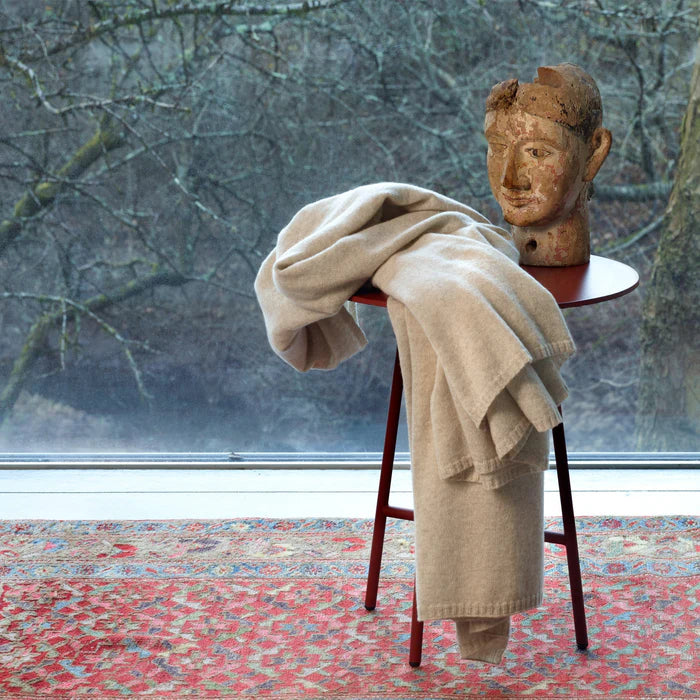 Lúcia 100% cashmere throw blanket with luxurious soft texture