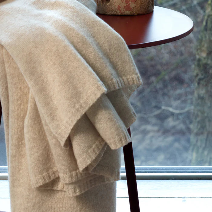 Lúcia 100% cashmere throw blanket with luxurious soft texture