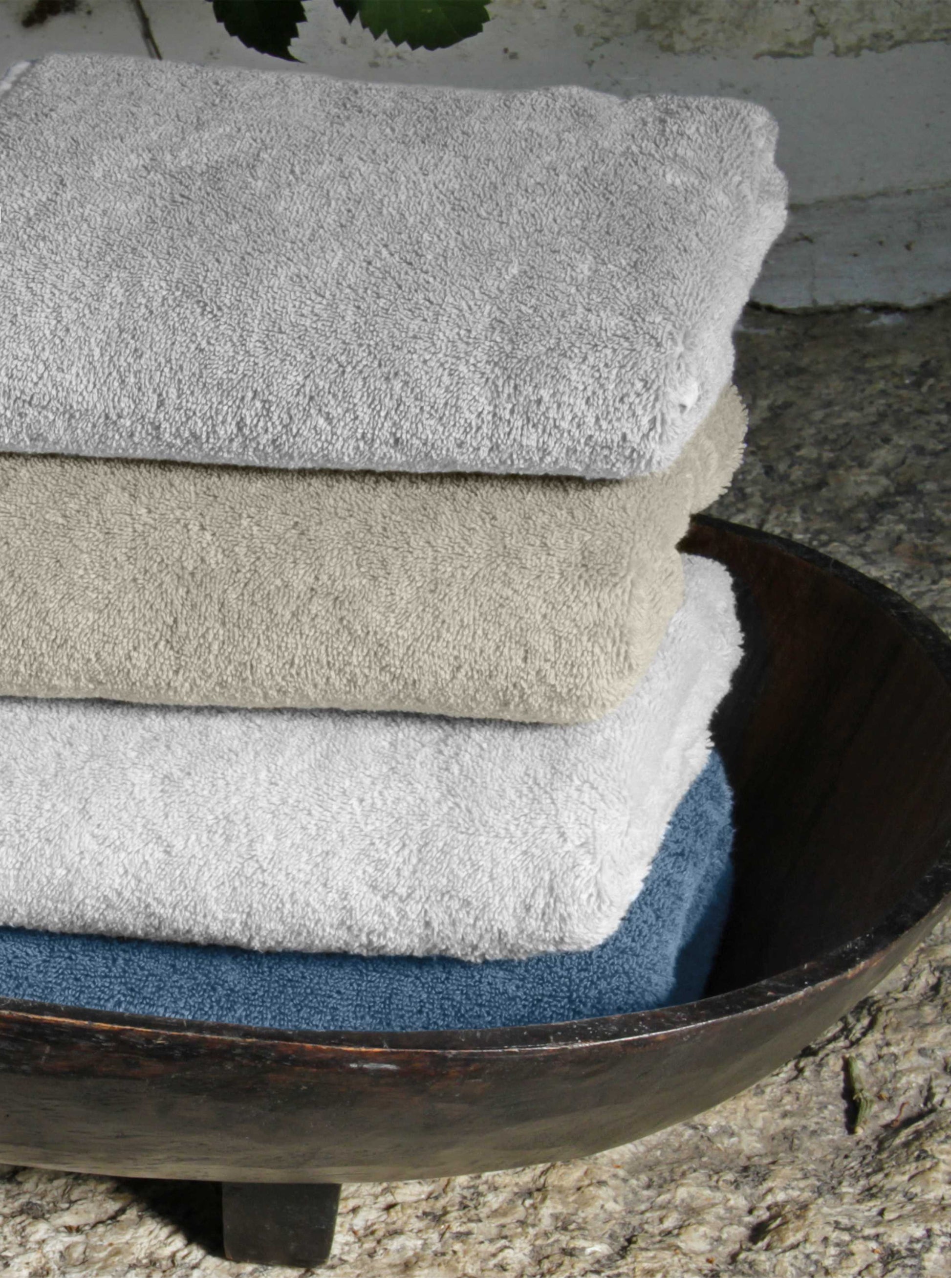 Amalia Stella combed cotton bath towel 550g folded in white