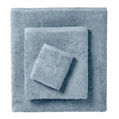 Amalia Stella combed cotton bath towel 550g folded in white