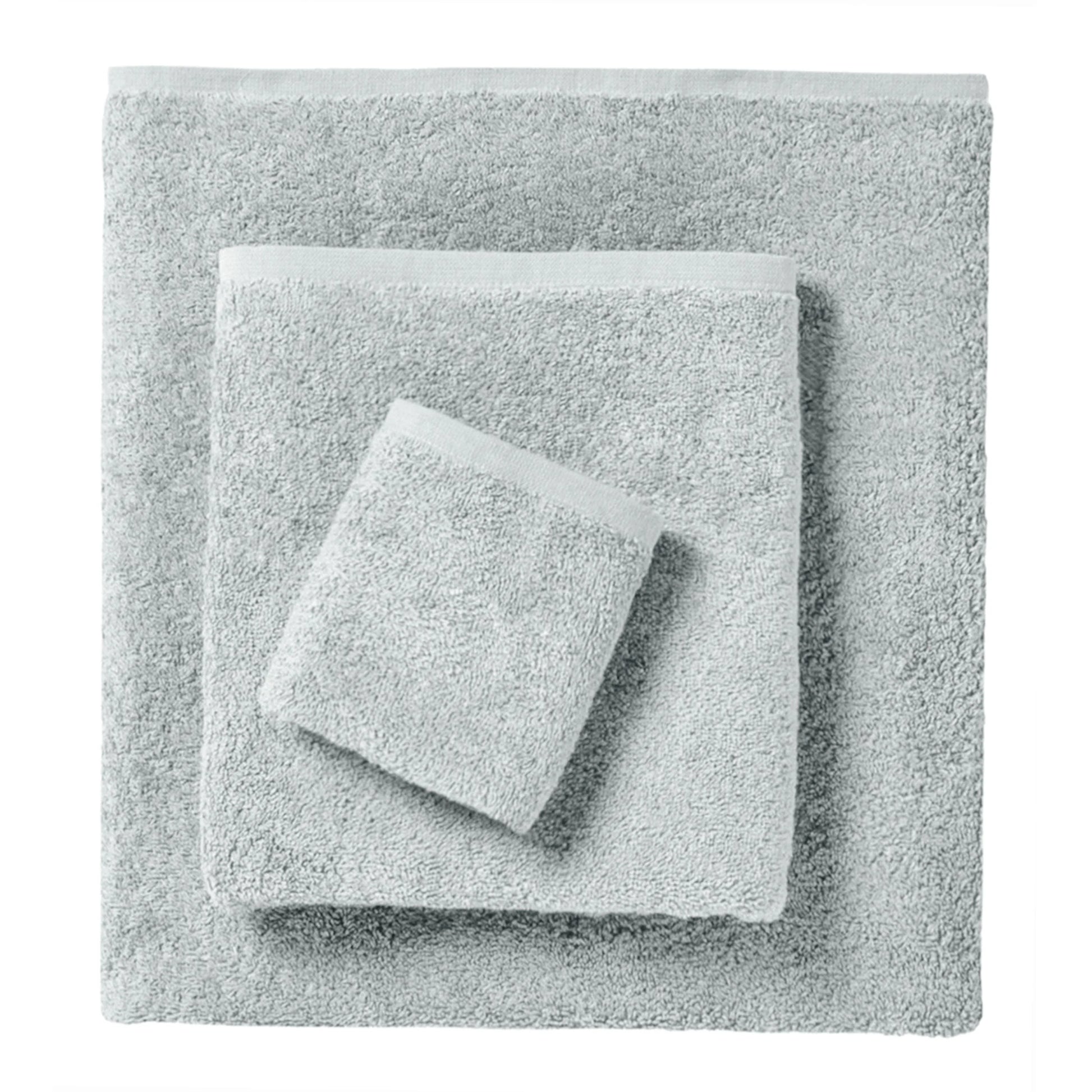 Amalia Stella combed cotton bath towel 550g folded in white